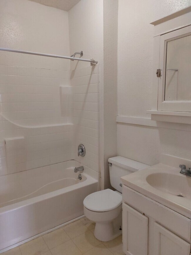 Building Photo - College Housing - 4 bedrooms