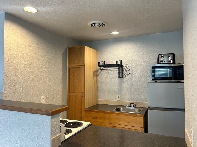 Building Photo - 2527 Smithers Ave S
