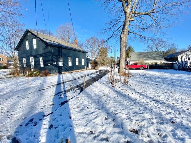 Building Photo - 3 Bedroom House Colchester Available 8/15