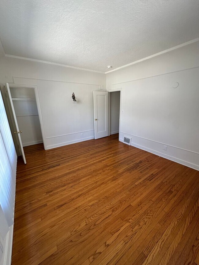 Building Photo - 454 N Orange Grove Ave
