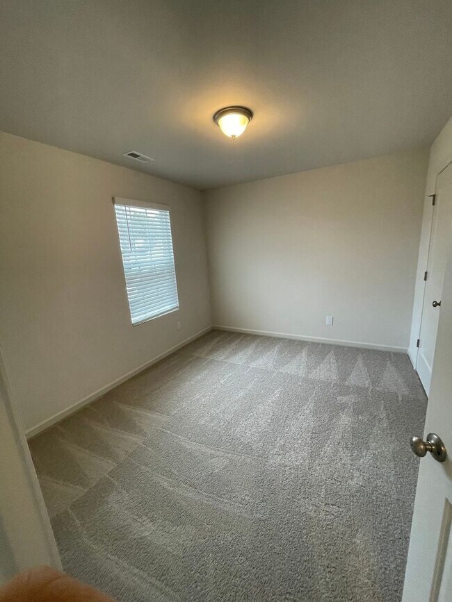 Building Photo - Charming 1.5 year new 3BR plus huge loft  ...