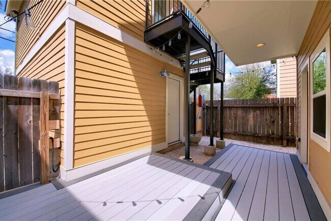 Building Photo - 5106 Caswell Ave