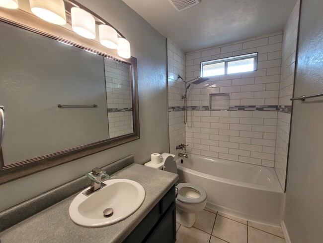Building Photo - 9573 Brentwood Blvd