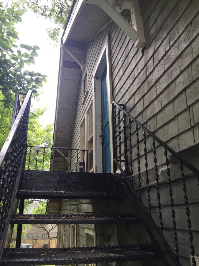 Building Photo - Studio Apt. for lease in the Belmont/Hillsboro area!