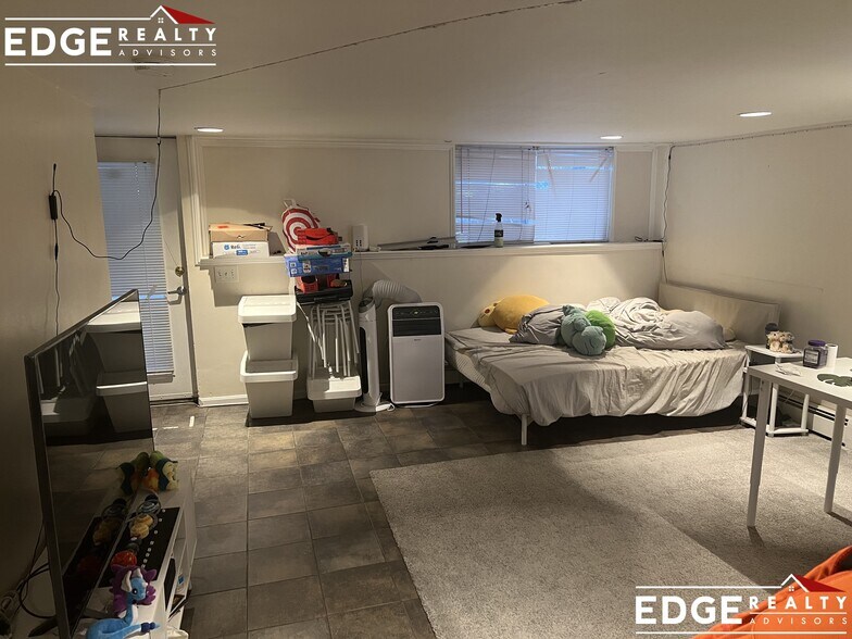 Building Photo - 2 Hingham St