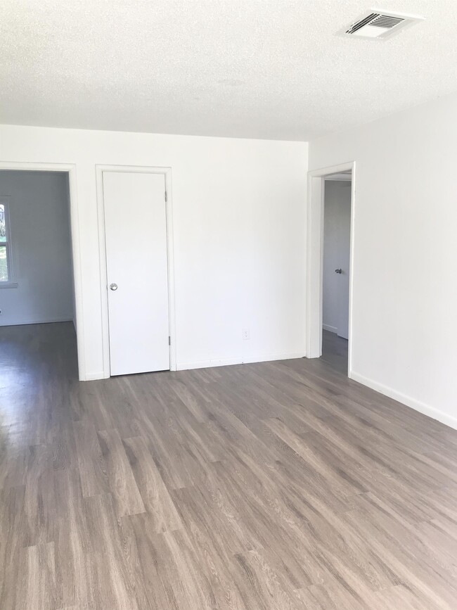 Building Photo - 3209 NE 14th St