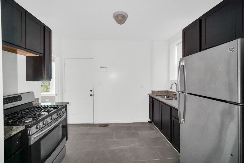 Building Photo - 1126 E 81st Pl