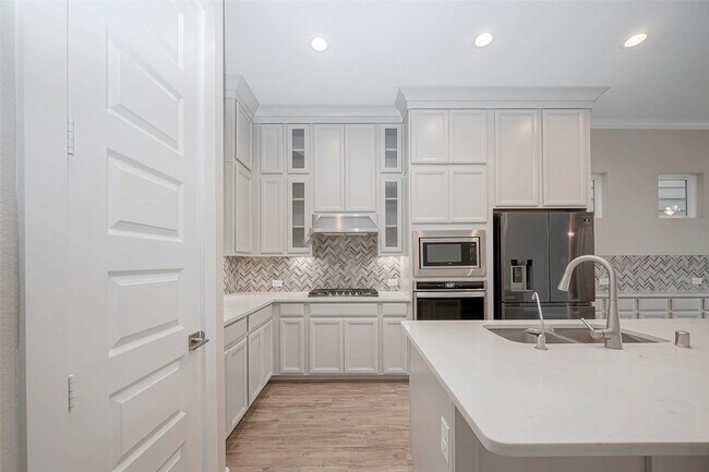 Building Photo - 10014 Granary Dr