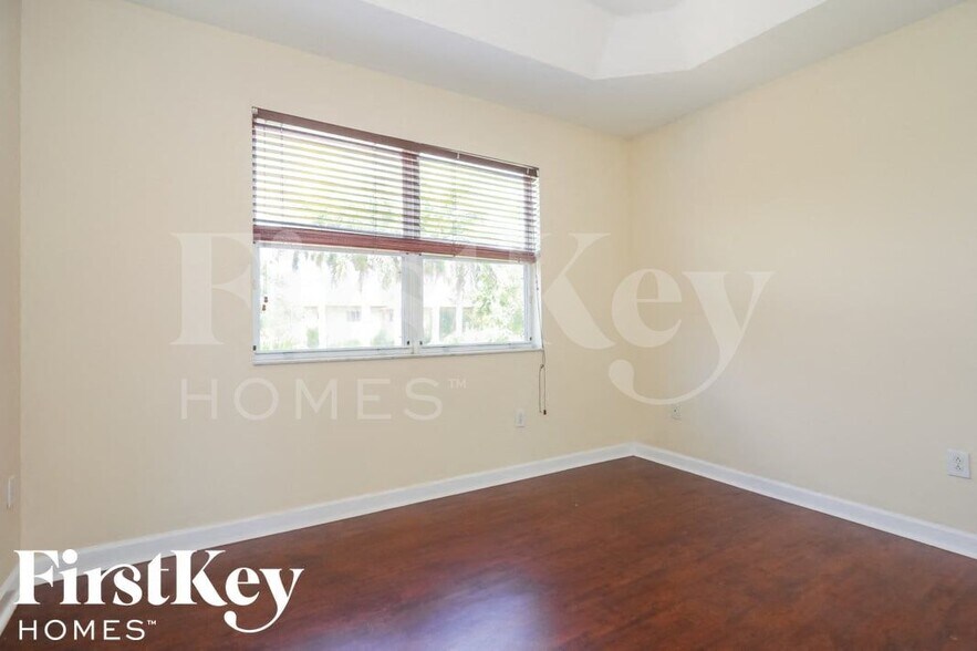 Building Photo - 2412 NE 41st Pl