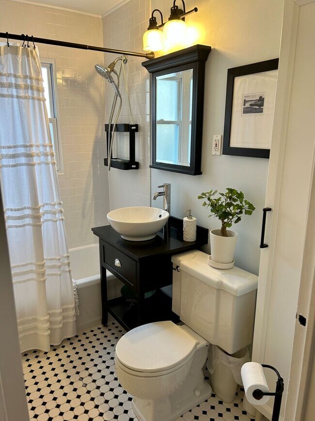 Building Photo - Your Cozy Off-Season Retreat