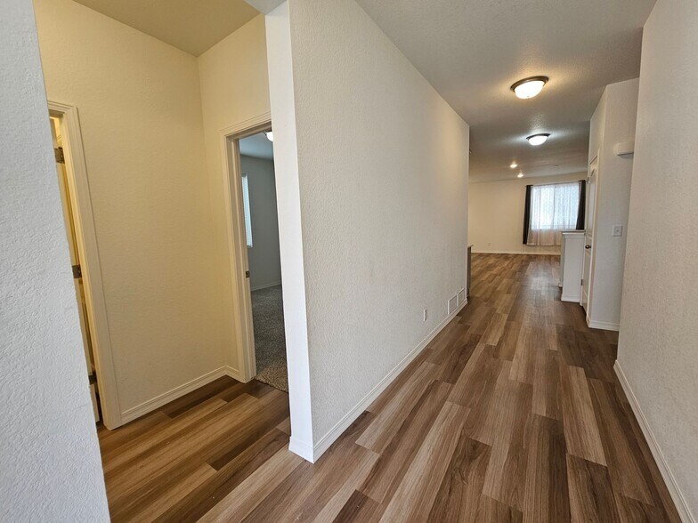 Building Photo - 10450 Summer Ridge Dr