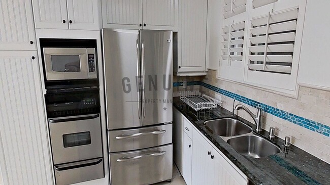 Building Photo - 2Bd 2Ba Spacious Newport Bay Front Condo