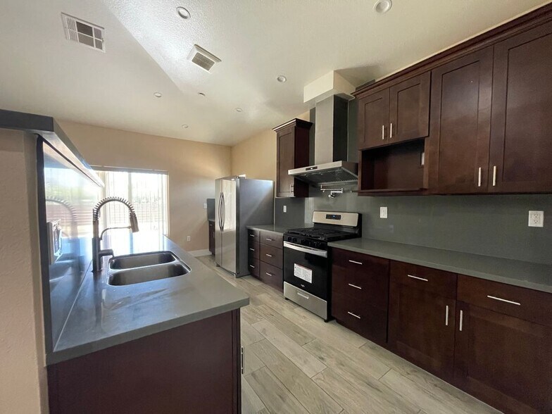 Building Photo - 17515 Live Oak St