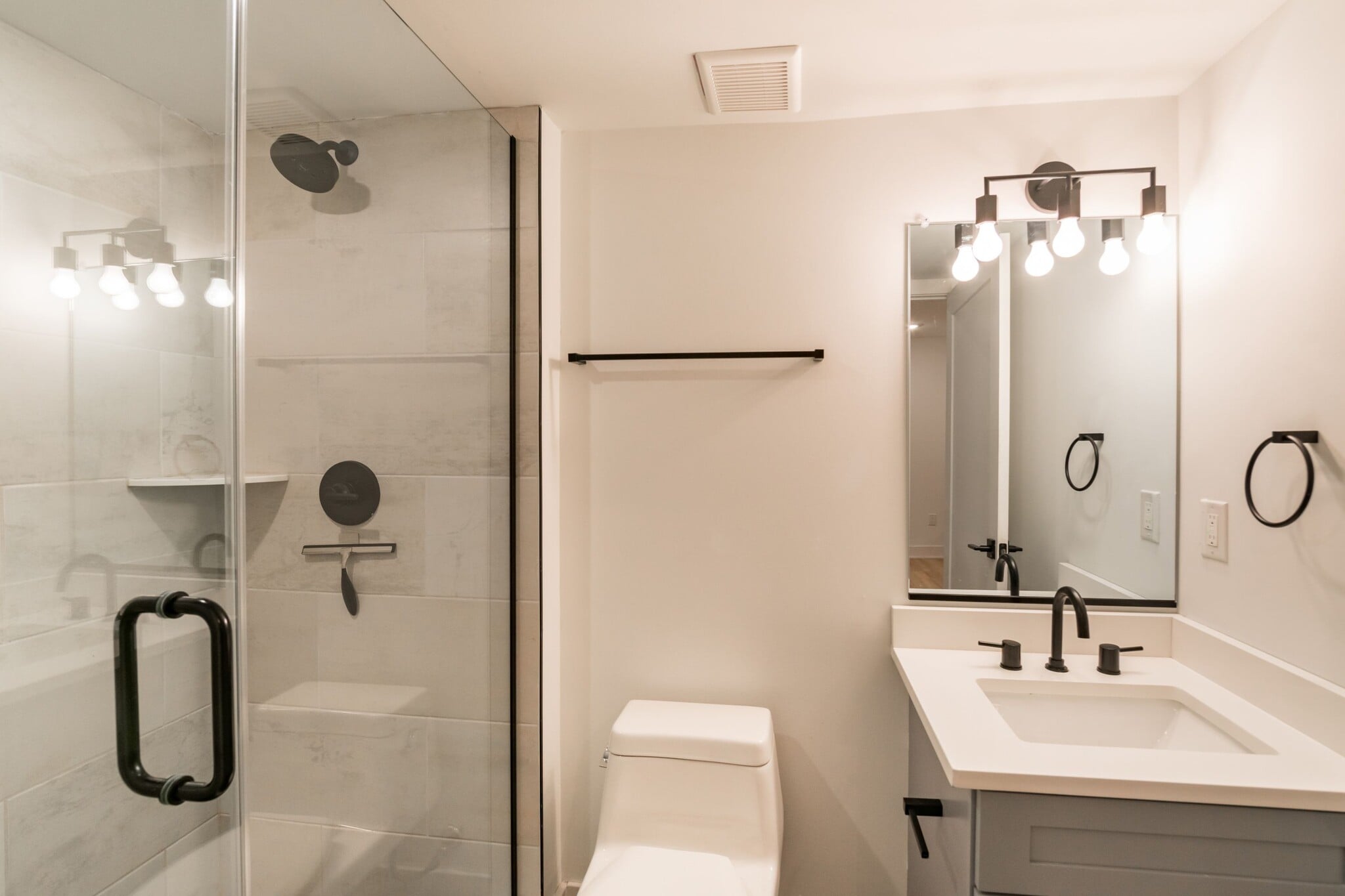 Building Photo - 629 W Girard Ave