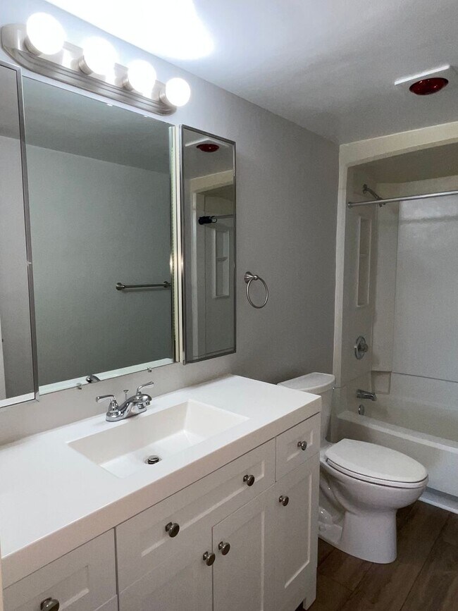 Building Photo - Large 2BR 2BA 7th floor condo facing the g...