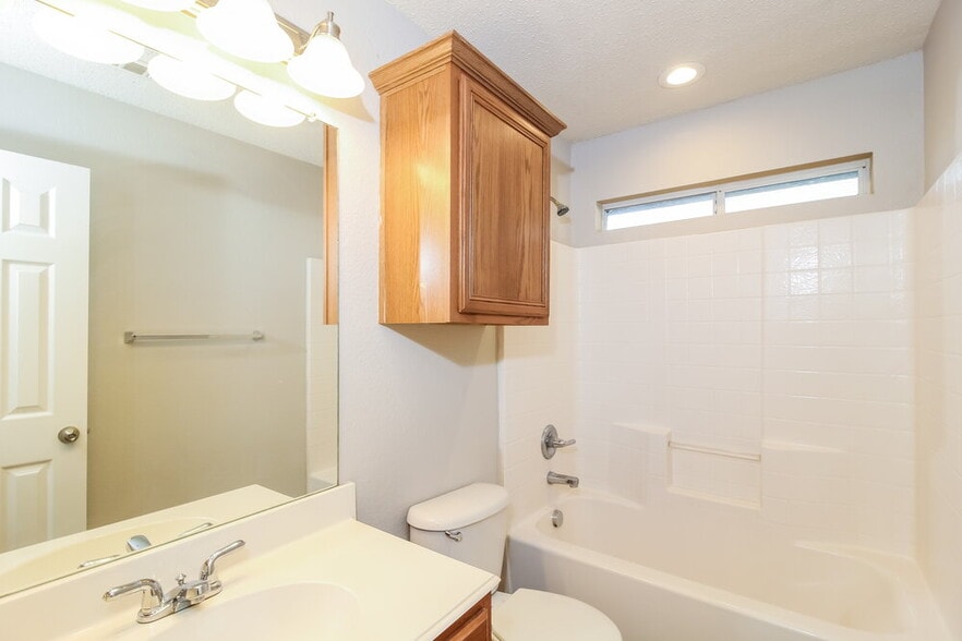 Building Photo - 2920 Oakshire St