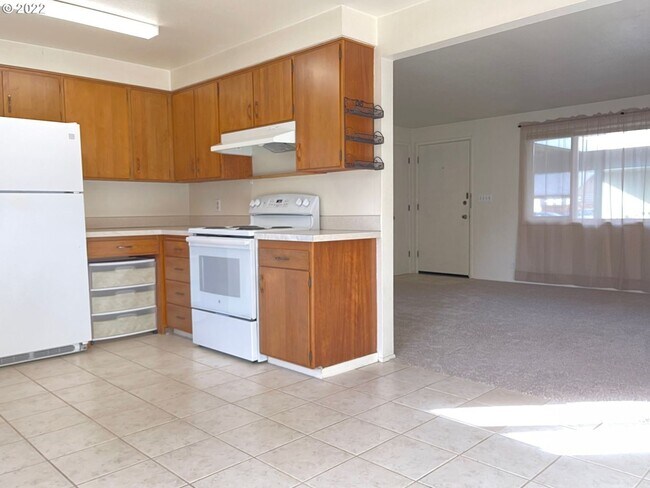 Building Photo - 2 Bedroom 1 Bathroom Home with a Backyard!