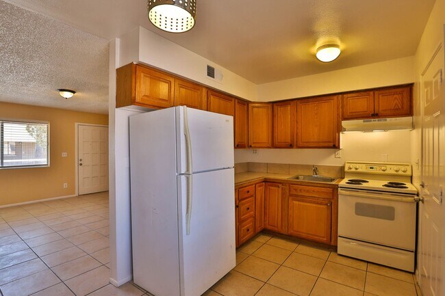 Building Photo - 2245 W Glenrosa Ave
