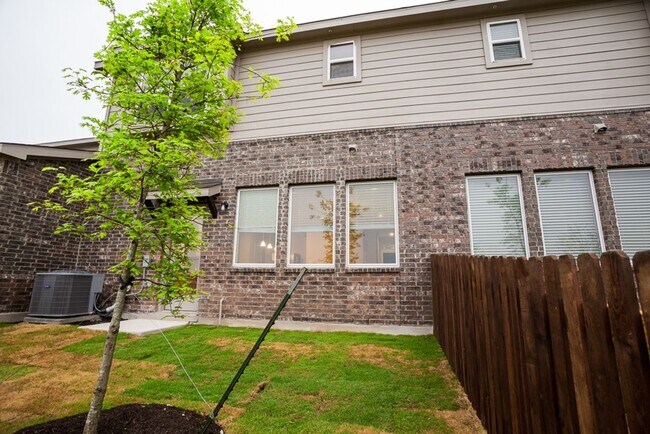Building Photo - Lock-&-Leave Living in Pflugerville! 3BR T...