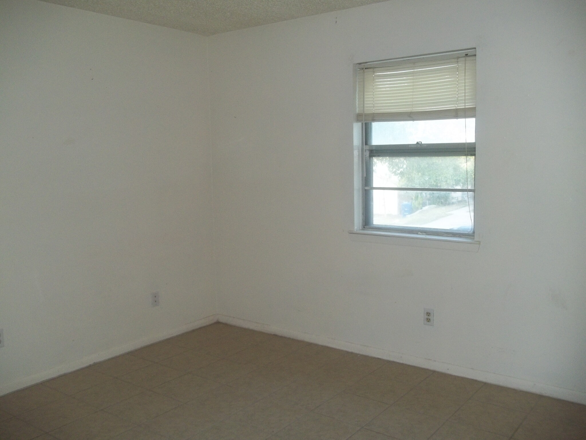 Building Photo - 913 Dryden Ave