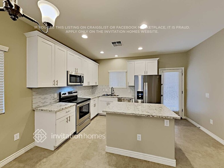 Building Photo - 327 S Travis