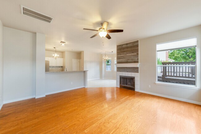 Building Photo - 17201 Village Glen Cove