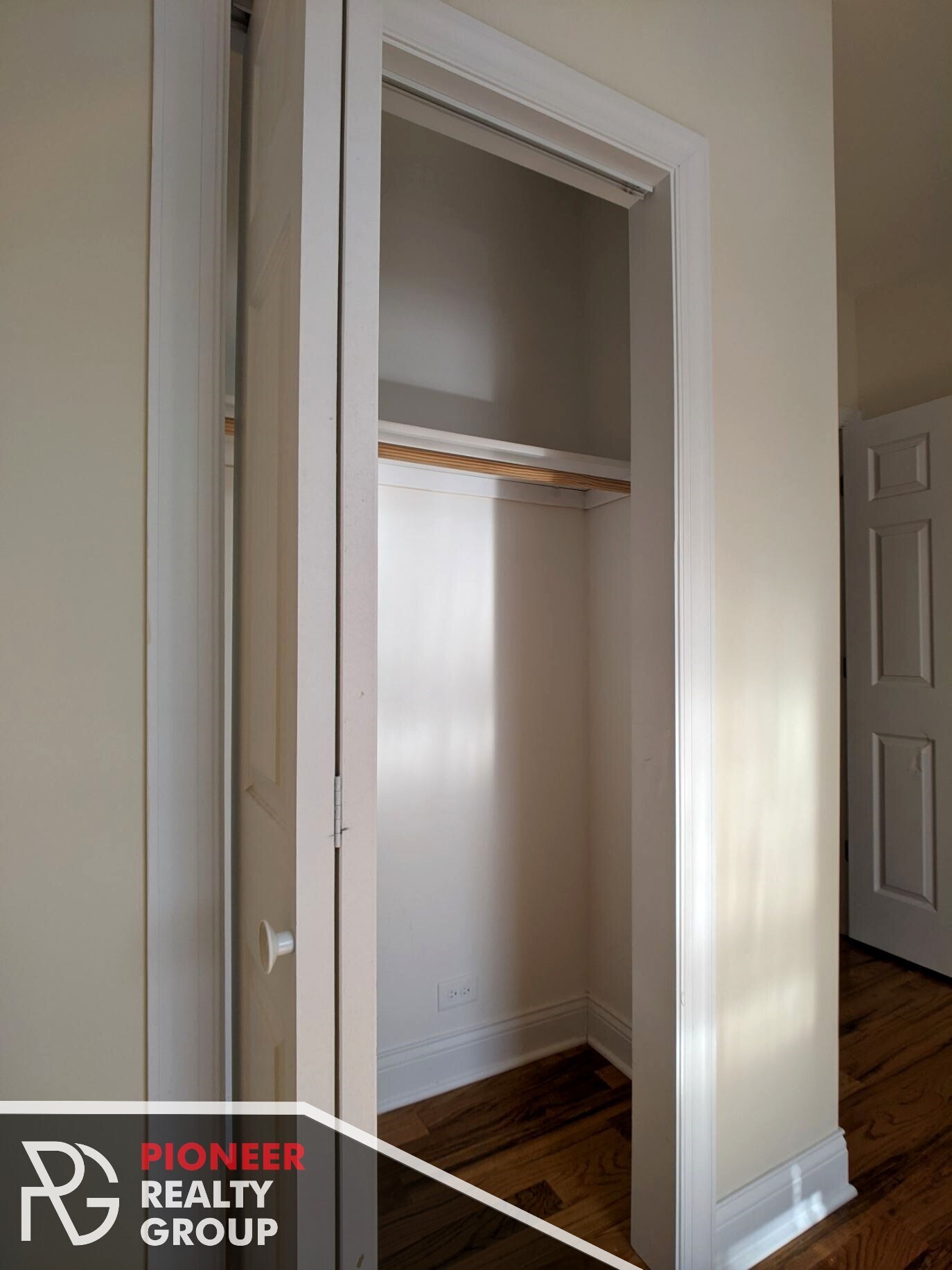 Building Photo - 949 W Cornelia Ave