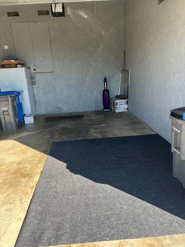 Building Photo - 2700 Hemlock Ave