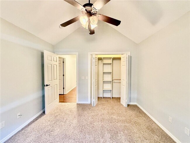 Building Photo - 305 Meadows Ct