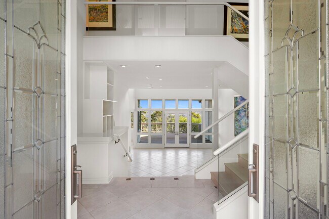 Building Photo - 31 Saint Tropez