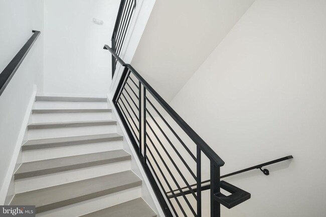 Building Photo - 2000 N Front St