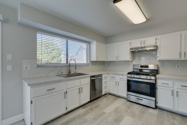 Building Photo - 3-Bedroom Dream Home in Green Valley