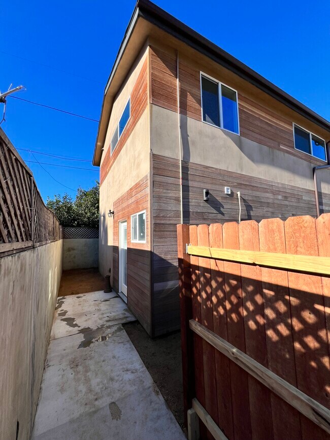 Building Photo - 2519 Corinth Ave