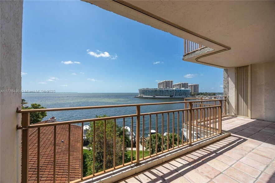 Building Photo - 1632 S Bayshore Ct