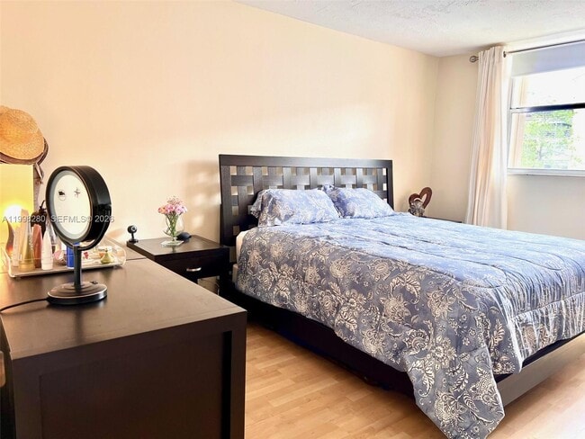 Building Photo - 2841 Somerset Dr