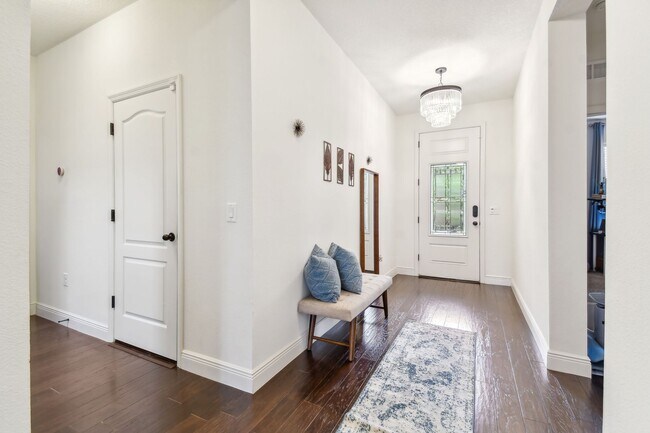 Building Photo - Spacious 4 Bed, 2 Bath Single Family Home ...