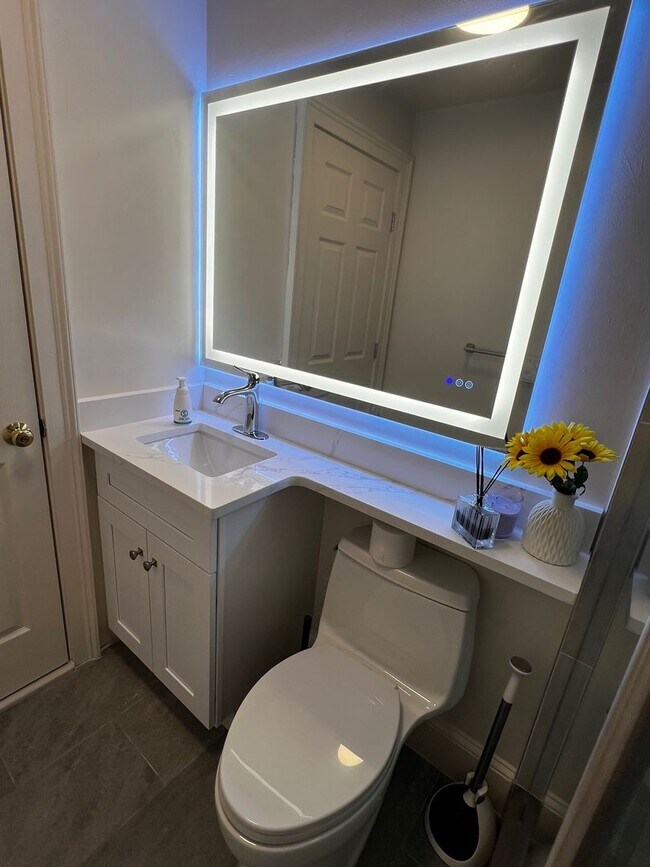 Building Photo - WOW!!!  GORGEOUS BRIGHTON 3 BED WITH HT AND HW INCLUDED!!