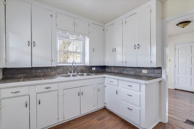 Building Photo - 1119 N LBJ Dr