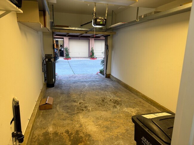 Building Photo - Fully Remodeled 2bed/2bath Townhouse.