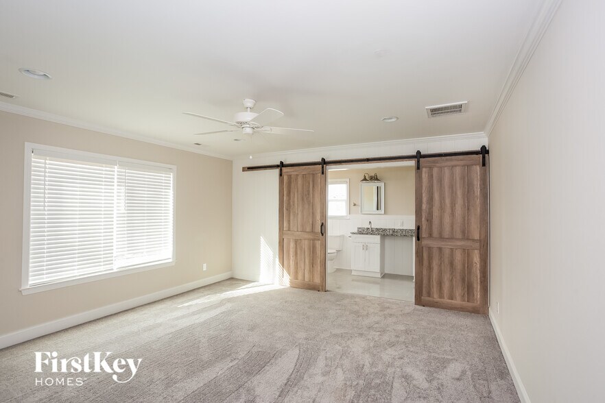 Building Photo - 621 E Mills Dr