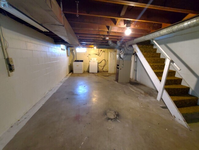Building Photo - 1112-1114 BYRON AVE DUPLEX