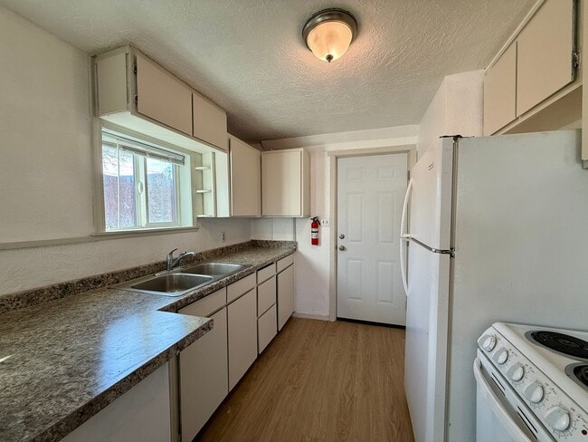 Building Photo - YOU DON'T WANT TO MISS THIS HOME THAT IS WALKING DISTANCE FROM DOWNTOWN REDMOND!!