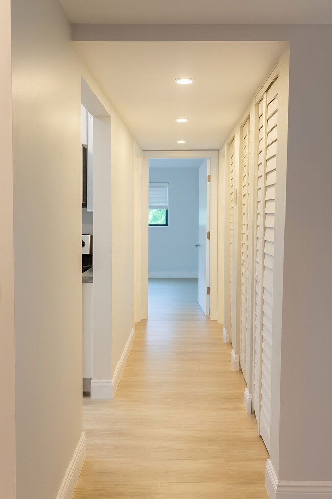 Building Photo - 189 SE 5th Ave