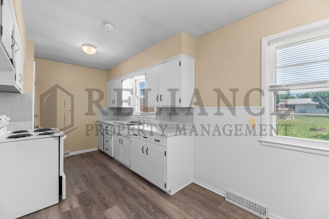 Building Photo - 3052 S Bonn Ave