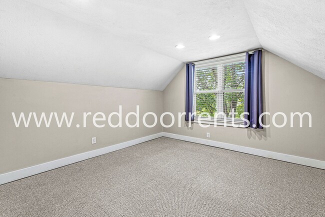 Building Photo - 2028 Hoyt Ave