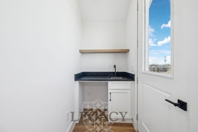 Building Photo - 1200 Phillips St