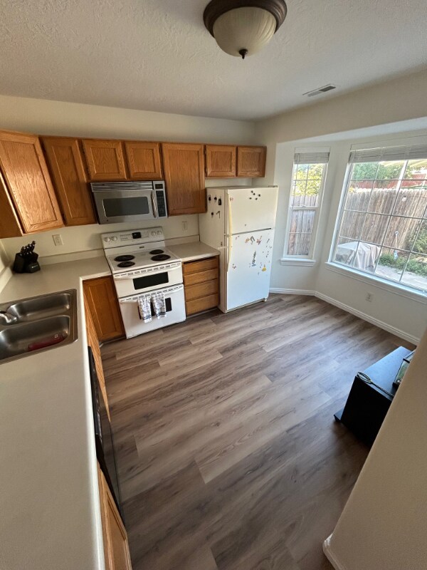 Building Photo - 439 E Parkside Cir