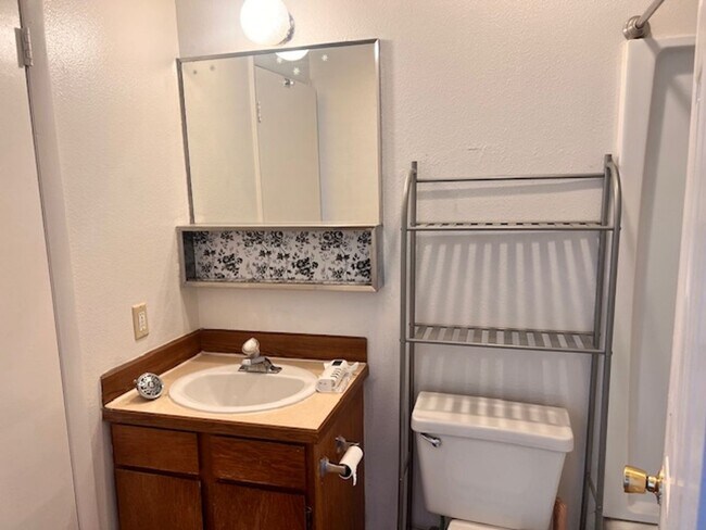 Building Photo - Charming 2 Bedroom, 1 Bathroom Home in Central Cedar City