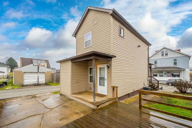 Building Photo - Cozy 1 Bedroom in McKeesport available May...