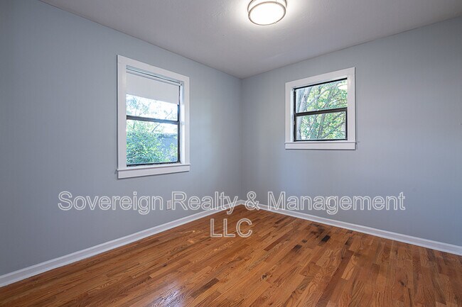 Building Photo - 568 Stokeswood Ave SE